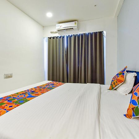 Capital O 87586 Hotel Code Surat Exterior foto