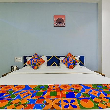Capital O 87586 Hotel Code Surat Exterior foto