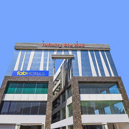 Capital O 87586 Hotel Code Surat Exterior foto