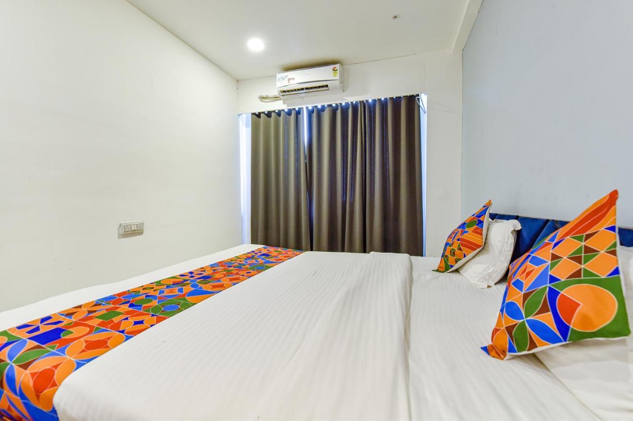Capital O 87586 Hotel Code Surat Exterior foto