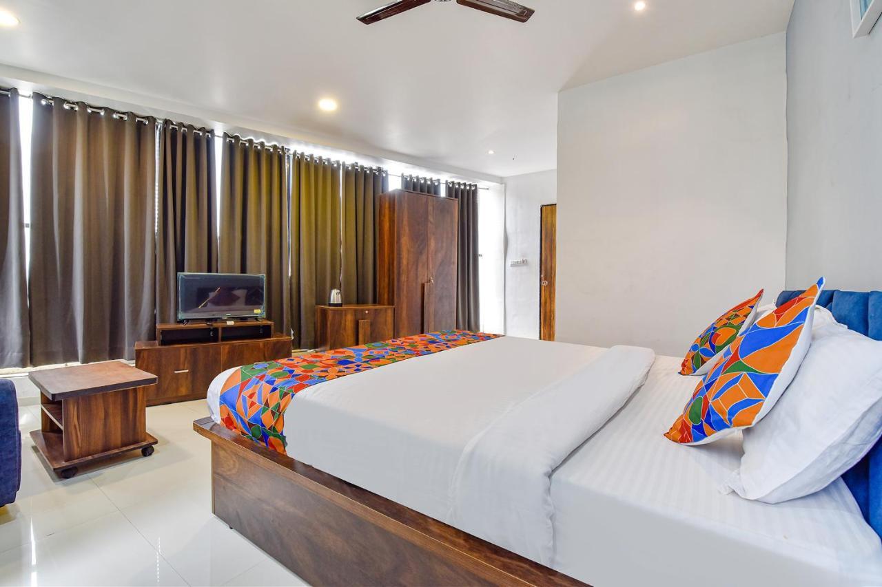 Capital O 87586 Hotel Code Surat Exterior foto