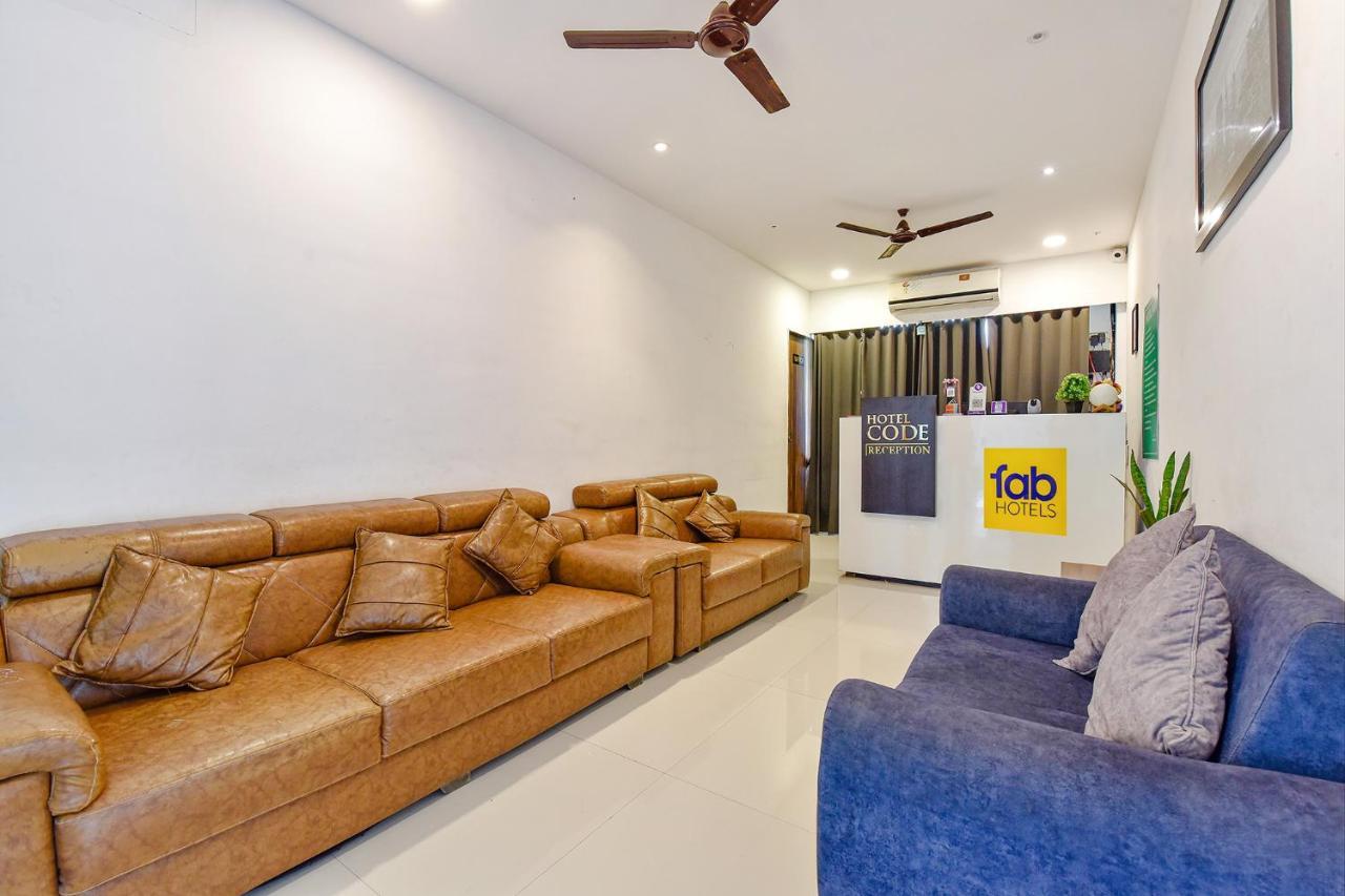 Capital O 87586 Hotel Code Surat Exterior foto