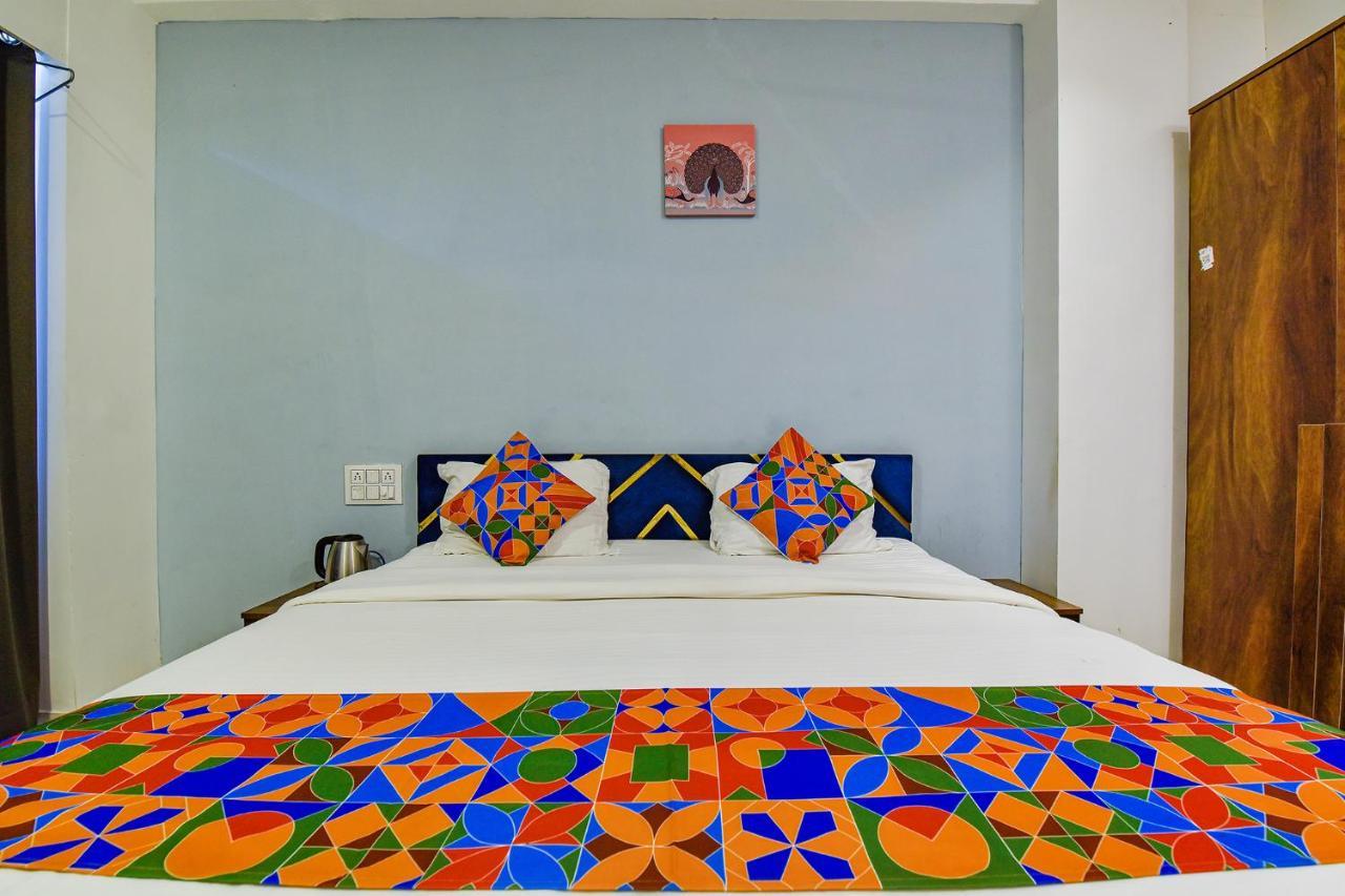 Capital O 87586 Hotel Code Surat Exterior foto