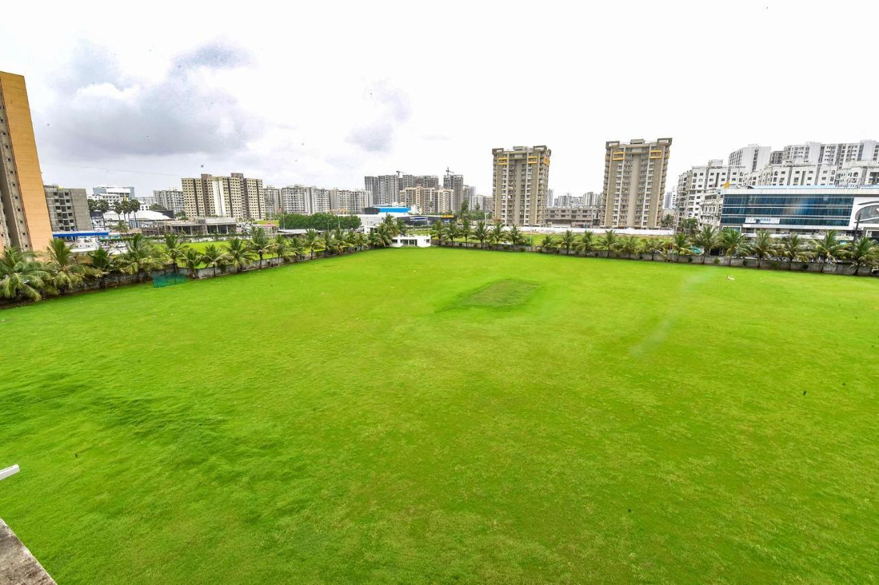 Capital O 87586 Hotel Code Surat Exterior foto