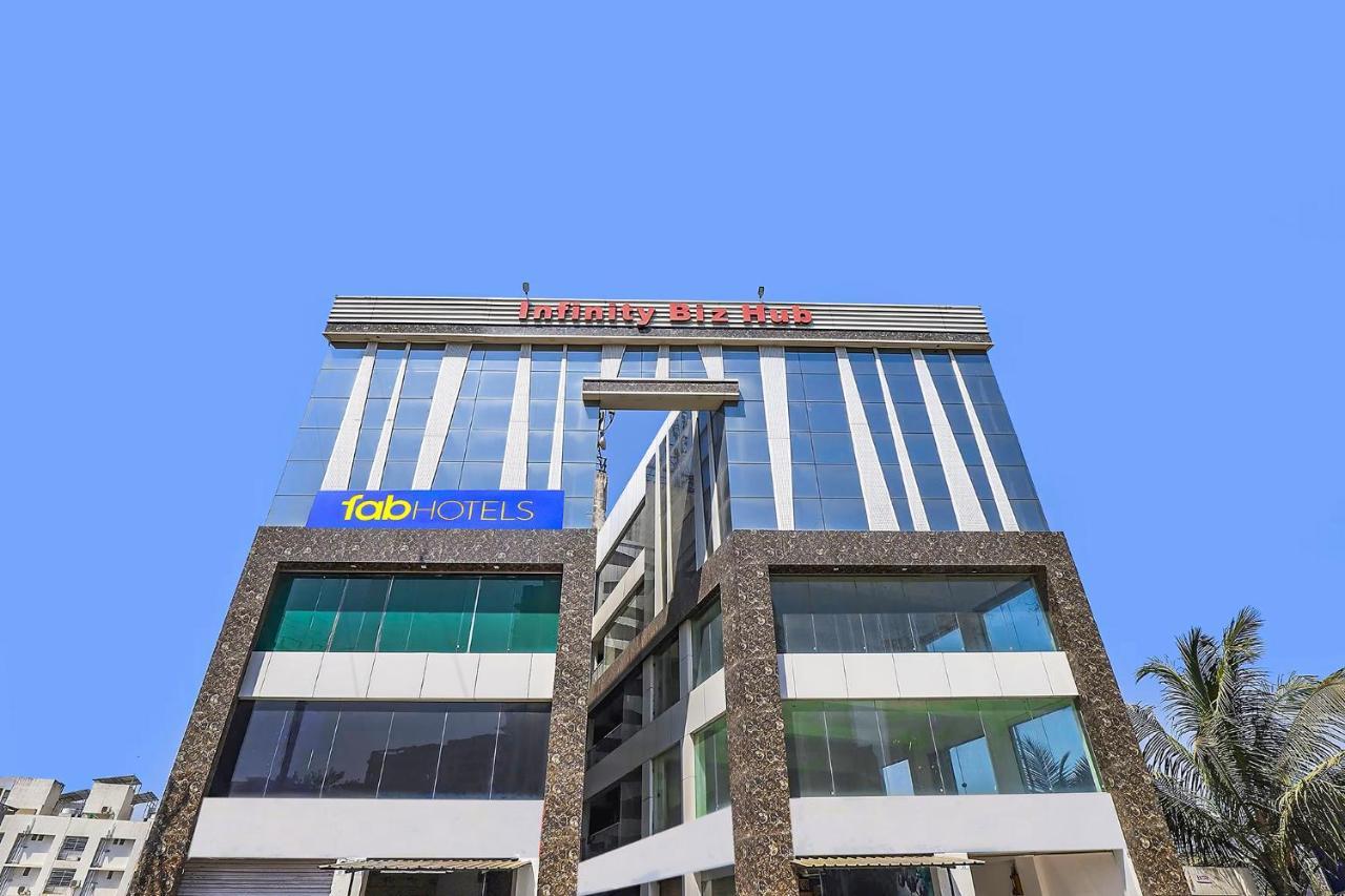 Capital O 87586 Hotel Code Surat Exterior foto