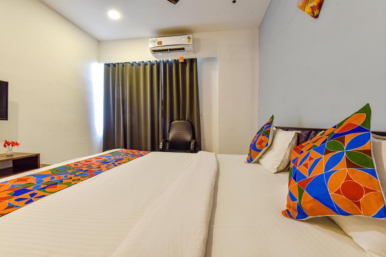 Capital O 87586 Hotel Code Surat Exterior foto