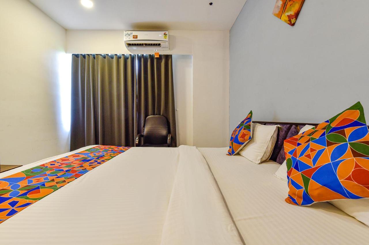 Capital O 87586 Hotel Code Surat Exterior foto