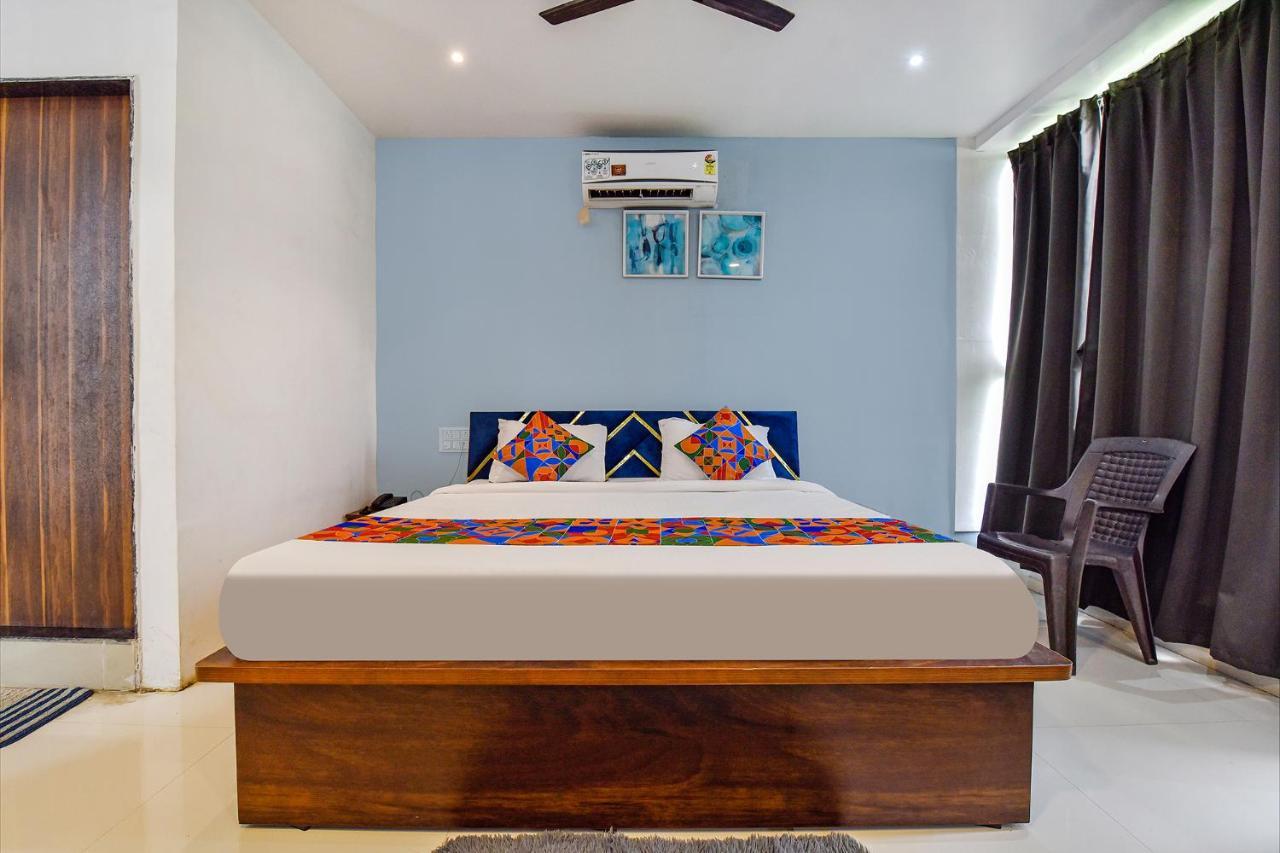 Capital O 87586 Hotel Code Surat Exterior foto
