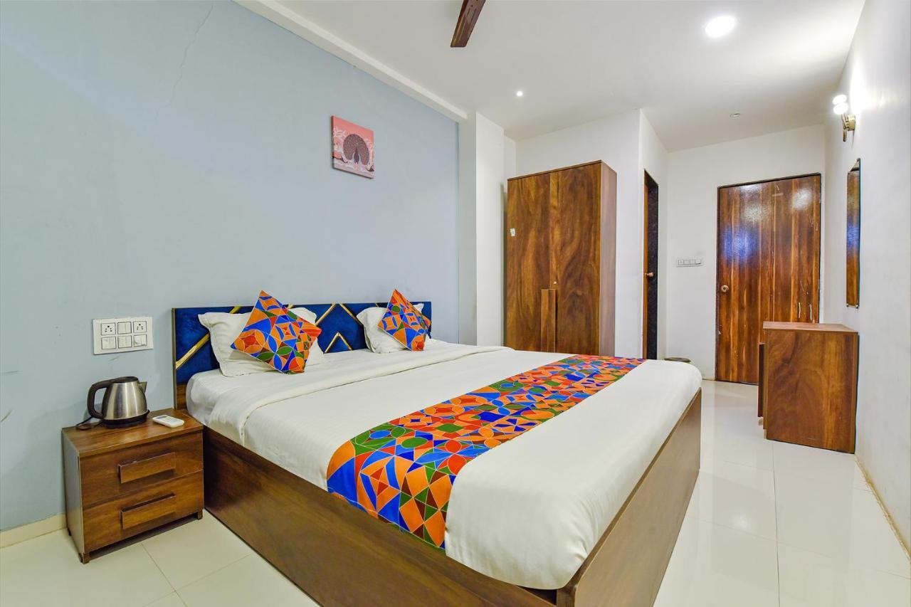 Capital O 87586 Hotel Code Surat Exterior foto