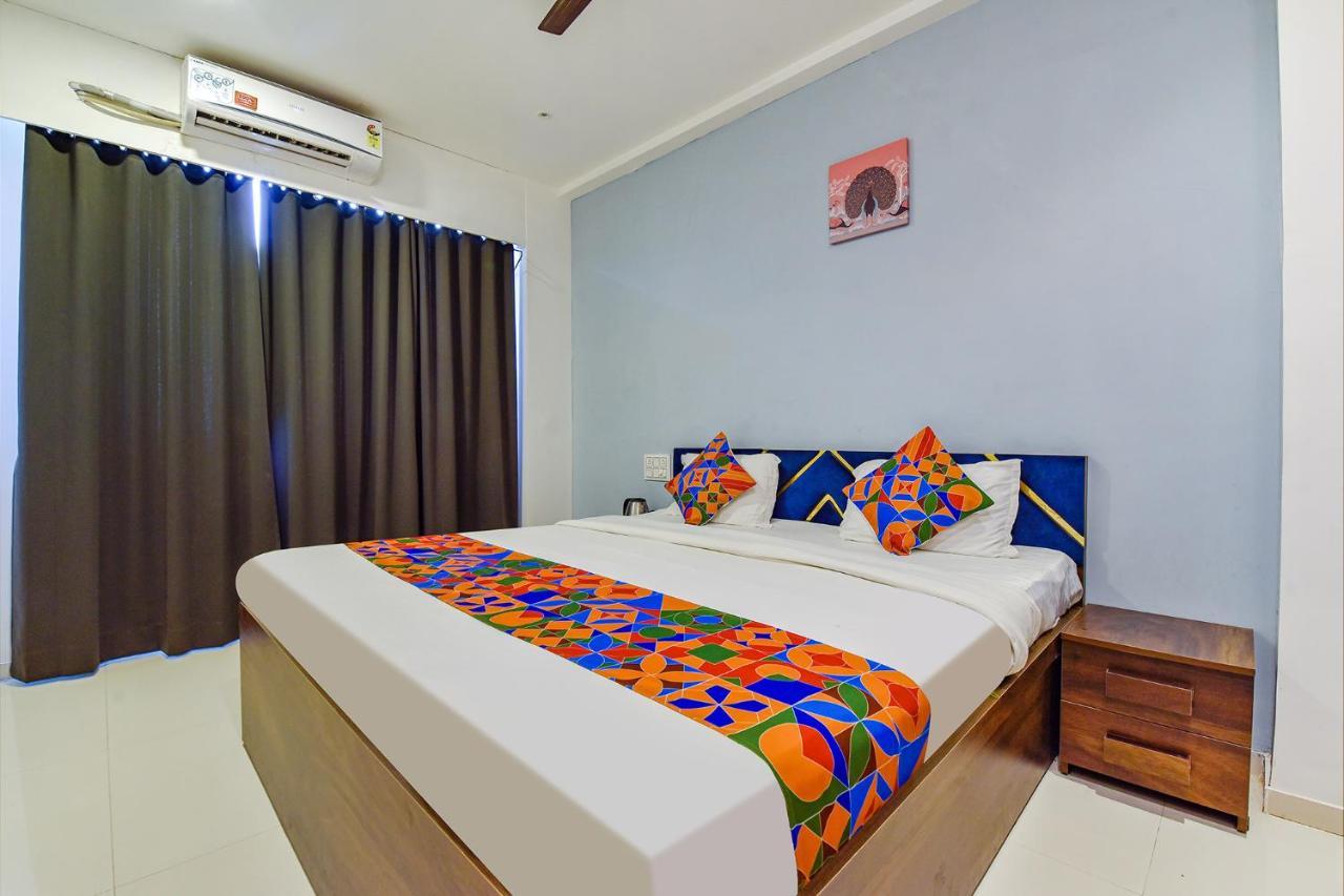 Capital O 87586 Hotel Code Surat Exterior foto