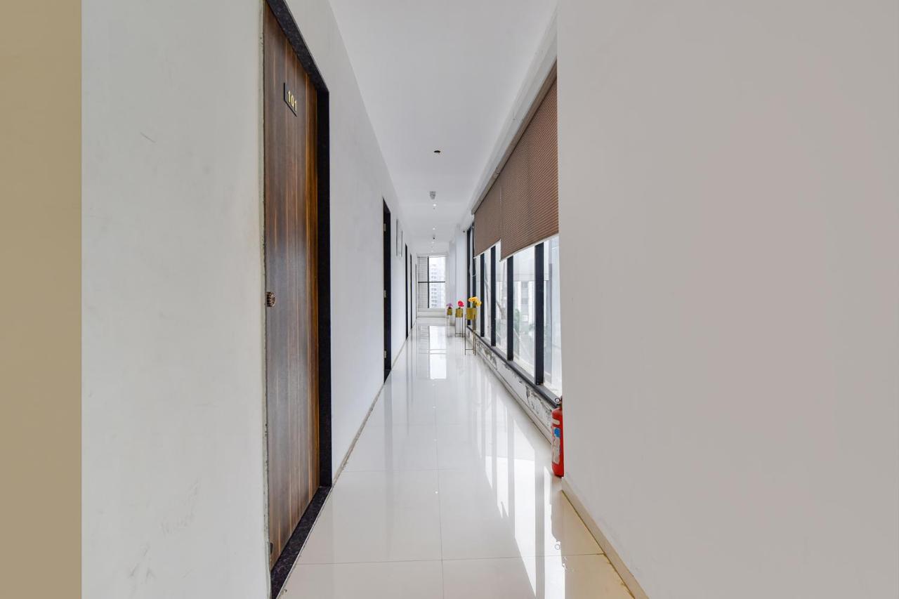 Capital O 87586 Hotel Code Surat Exterior foto