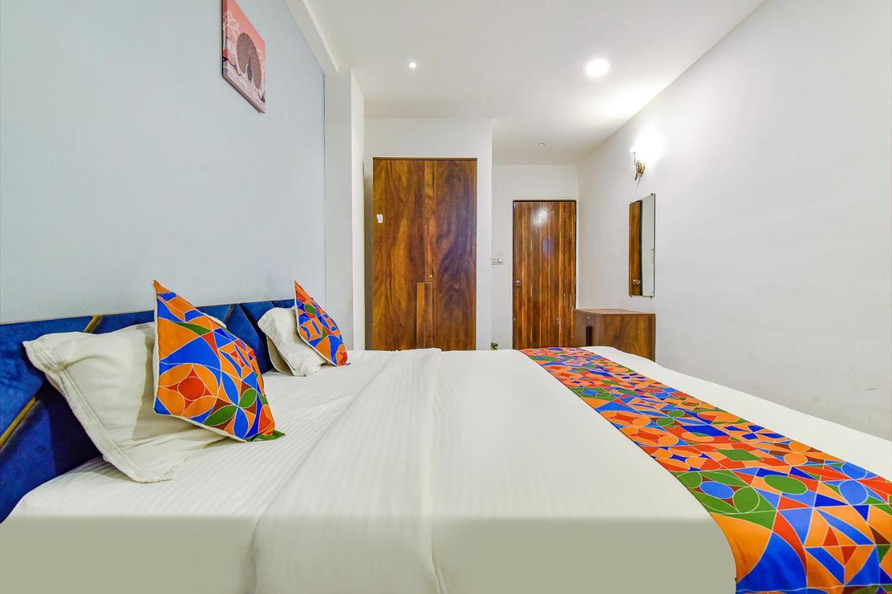 Capital O 87586 Hotel Code Surat Exterior foto