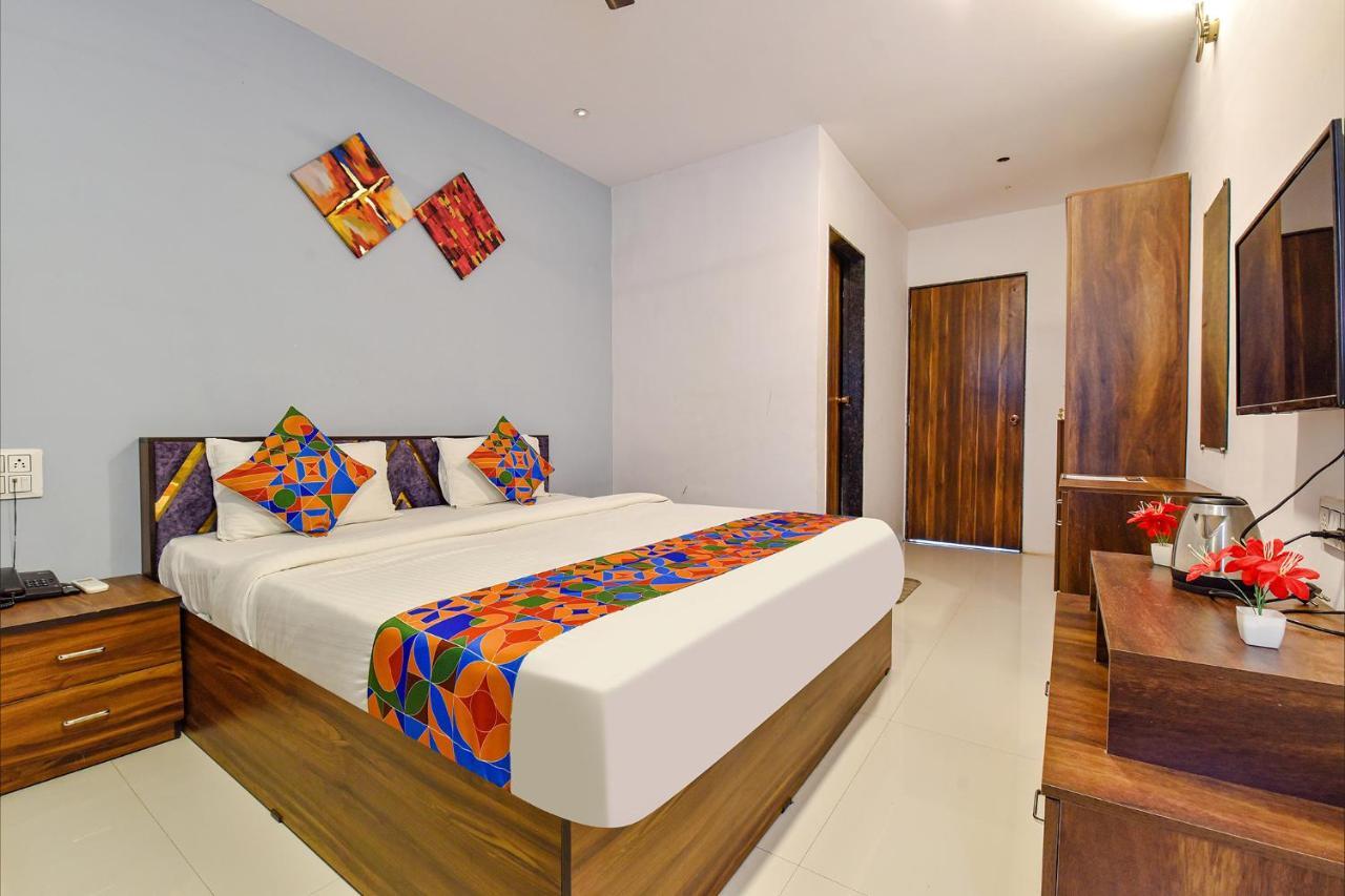 Capital O 87586 Hotel Code Surat Exterior foto