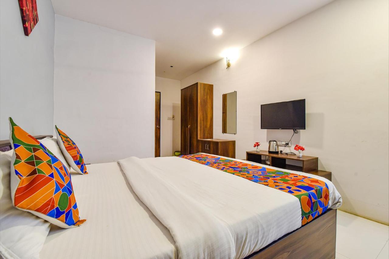 Capital O 87586 Hotel Code Surat Exterior foto
