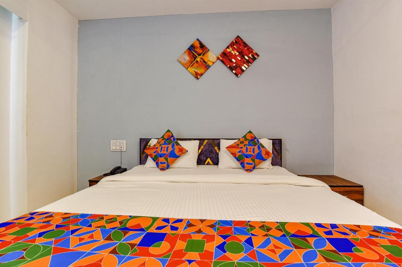 Capital O 87586 Hotel Code Surat Exterior foto