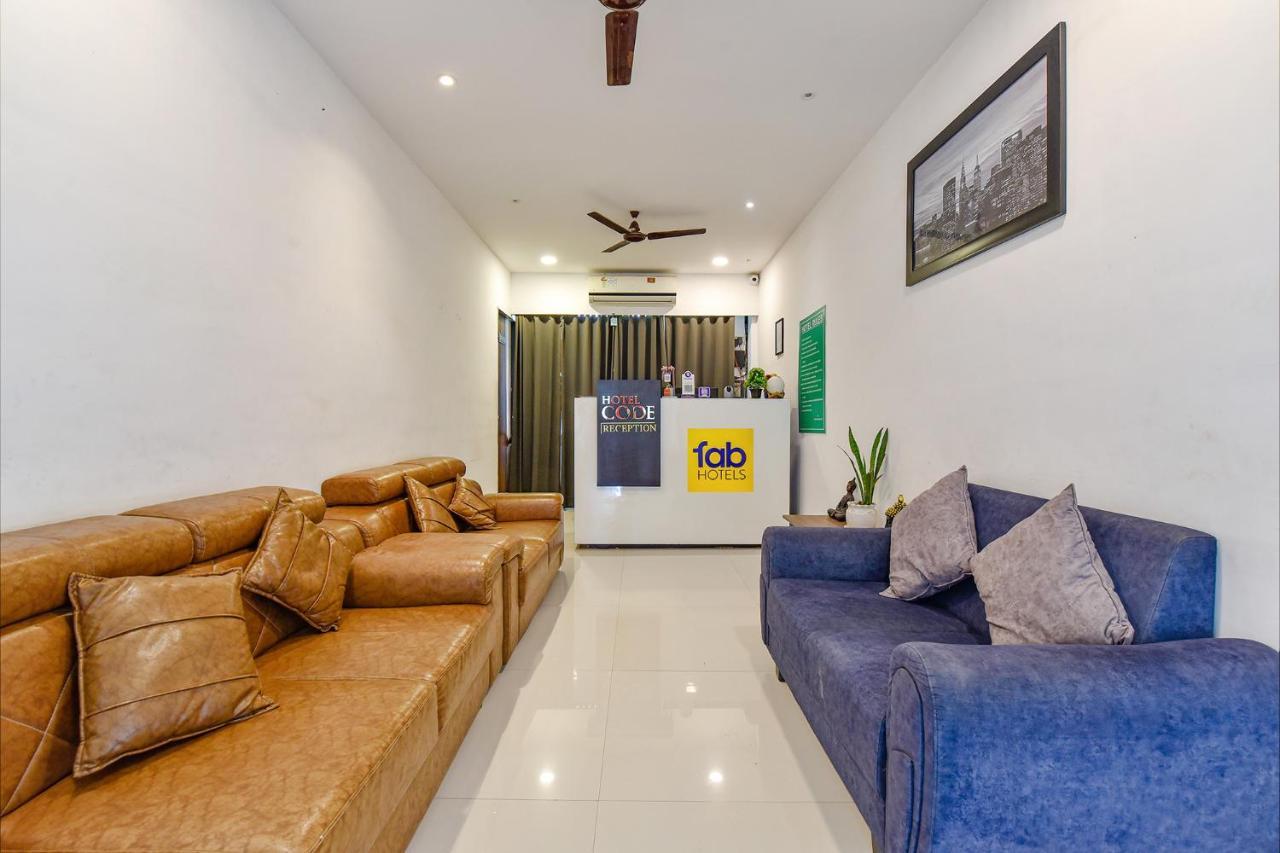 Capital O 87586 Hotel Code Surat Exterior foto