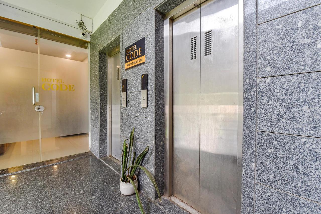 Capital O 87586 Hotel Code Surat Exterior foto