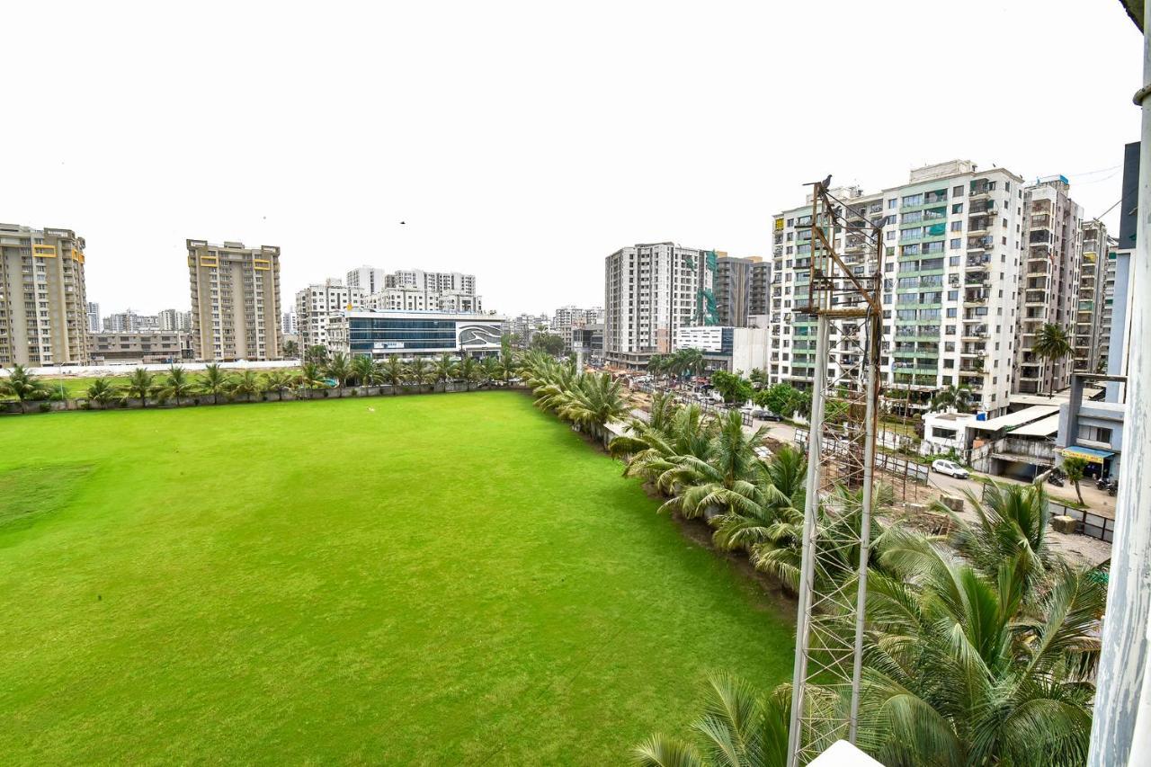 Capital O 87586 Hotel Code Surat Exterior foto