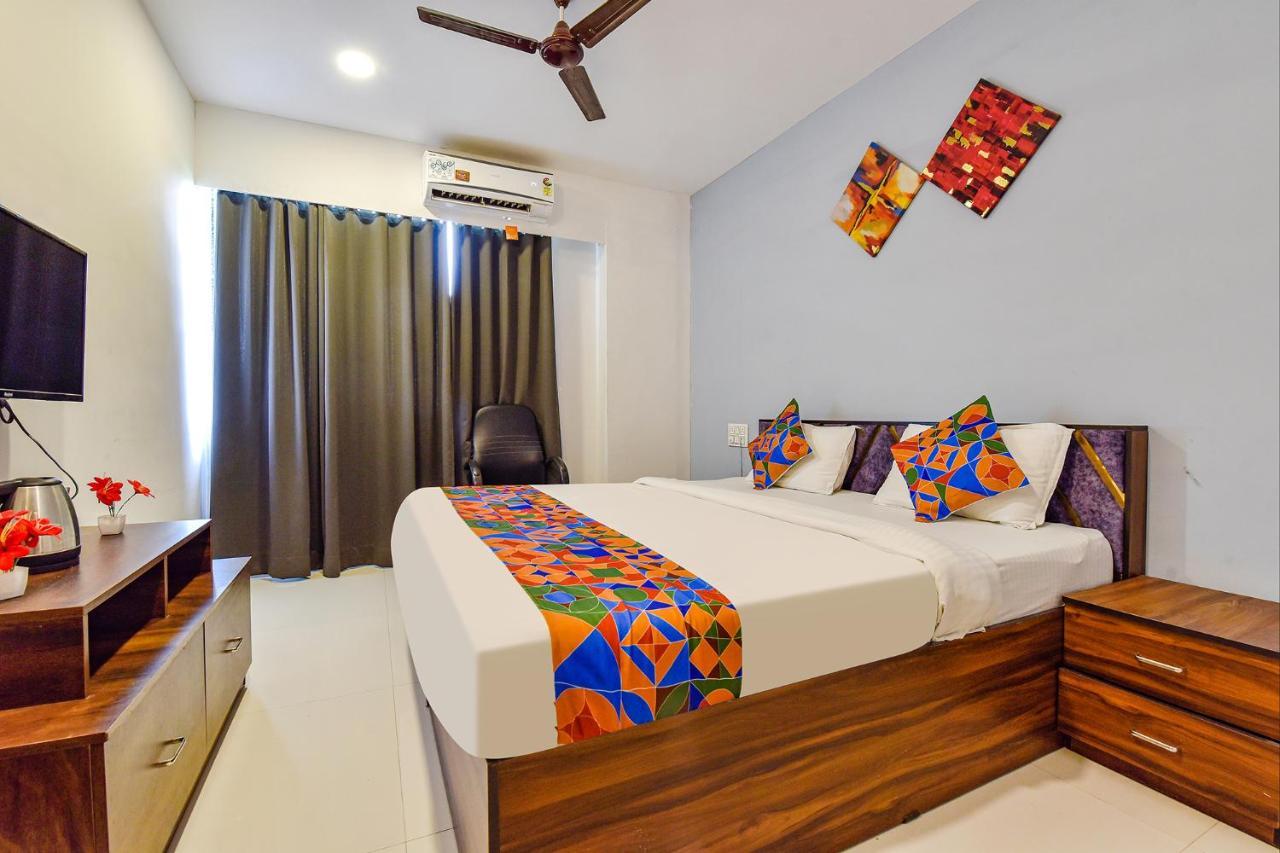 Capital O 87586 Hotel Code Surat Exterior foto
