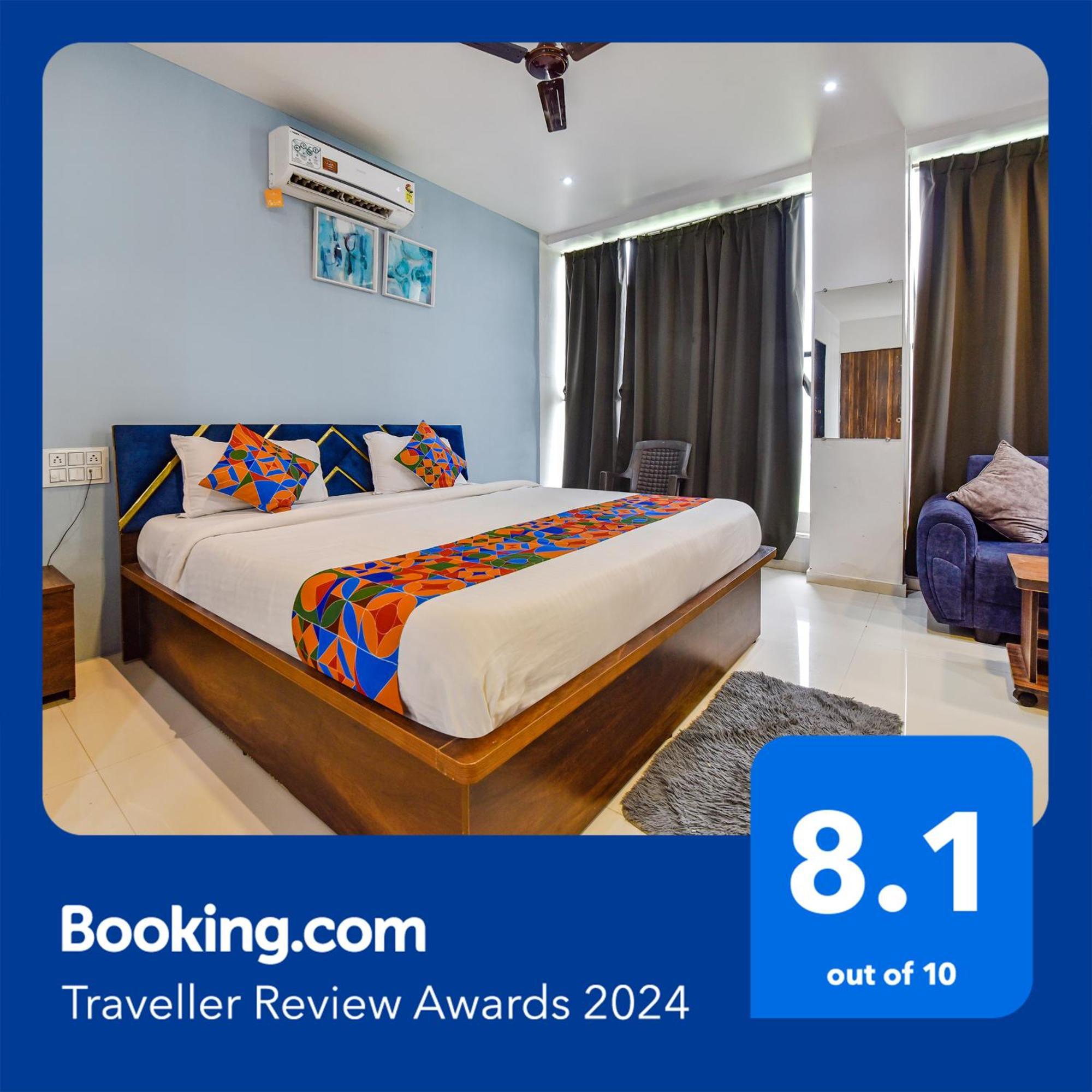 Capital O 87586 Hotel Code Surat Exterior foto